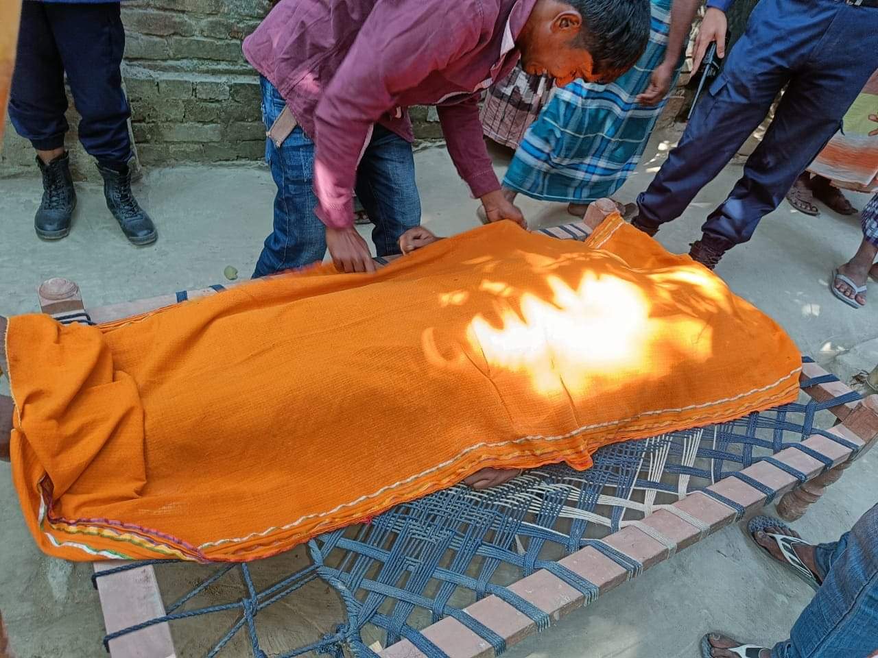 চাঁপাইনবাবগঞ্জে বিবাহ বিচ্ছেদের জেরে নারীর আত্মহত্যা 