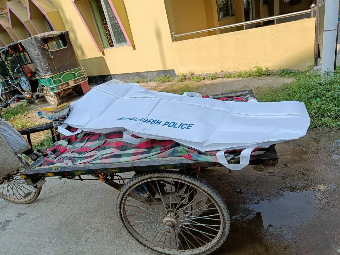 চাঁপাইনবাবগঞ্জে স্কুল ছাত্রের ঝুলন্ত মরদেহ উদ্ধার 