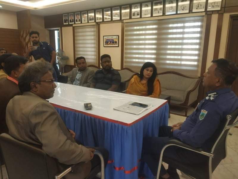 রাজশাহী রেঞ্জের ডিআইজি ও র্র্যাব ৫ এর সিও'র সাথে জাতীয় সাংবাদিক সংস্থার সৌজন্যে সাক্ষাৎ 