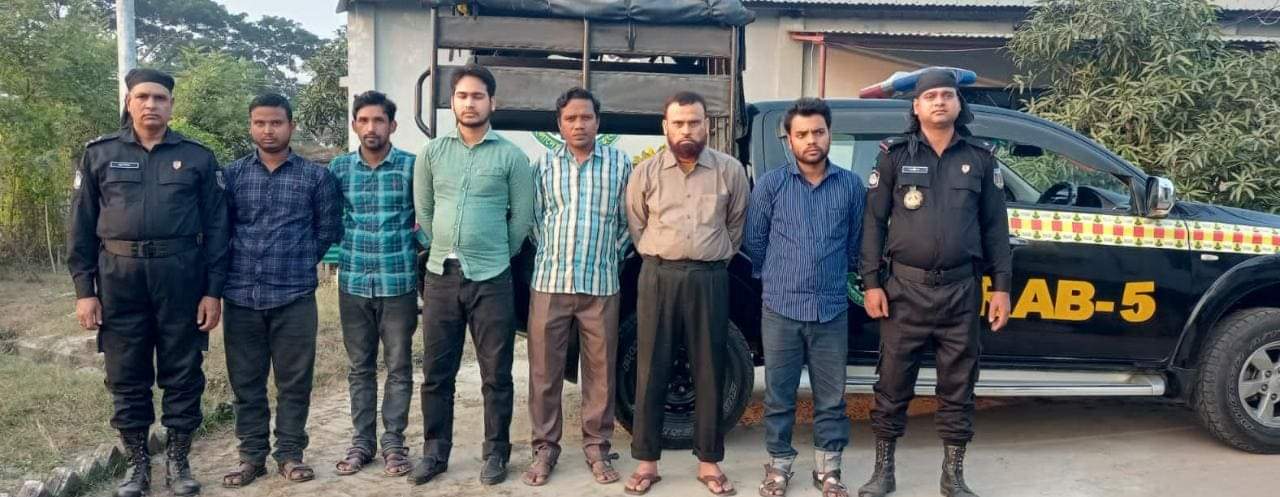 চাঁপাইনবাবগঞ্জের শিবগঞ্জের প্রগ্রেসিভ এনজিও মালিক সামাদকে প্রতারণার অভিযোগে গ্রেফতার করেছে র্র্যাব