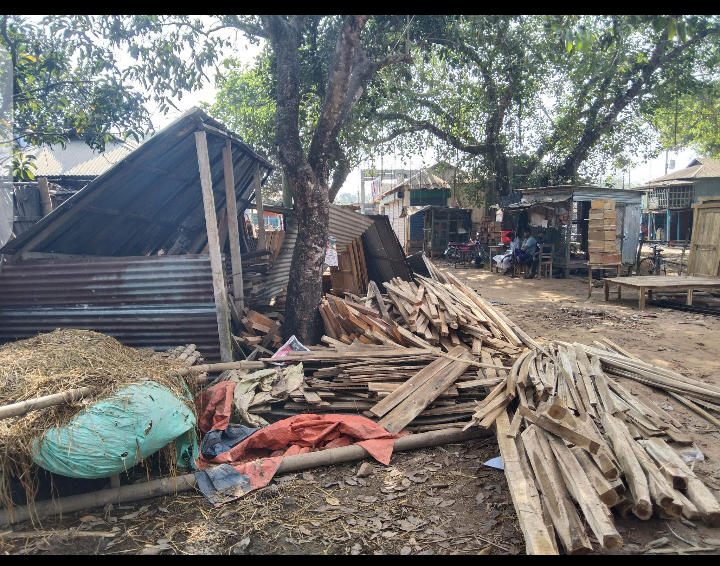 মধুপুরে বাজারের জায়গা দখল করে বাড়ি নির্মানের অভিযোগ 