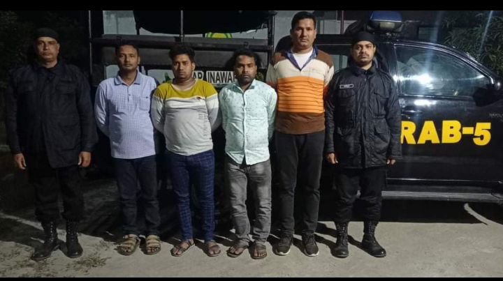 চাঁপাইনবাবগঞ্জের শিবগঞ্জে অস্ত্র সহ ৪ জনকে আটক করেছে র্র্যাব