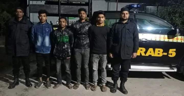চাঁপাইনবাবগঞ্জে কিশোর গ্যাং এর ৪ সদস্যকে গ্রেফতার করেছে র্র্যাব