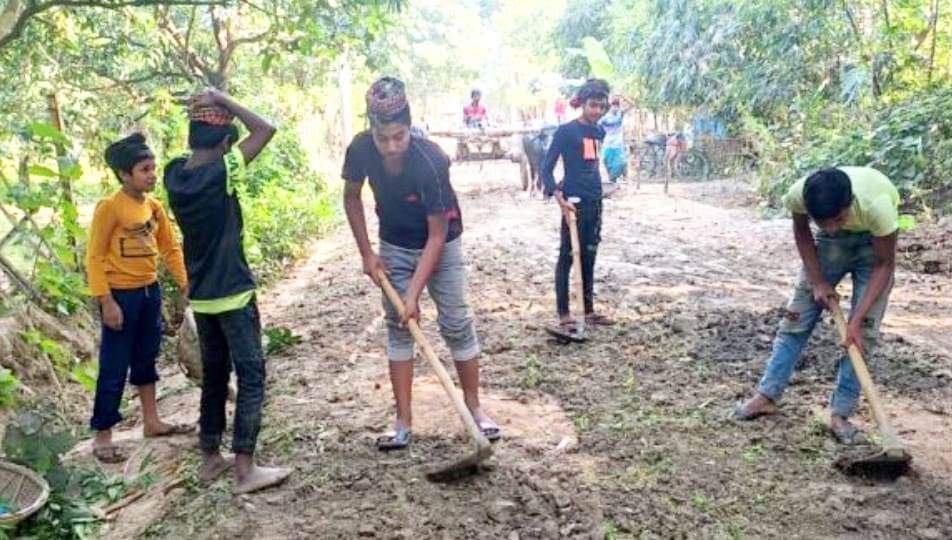 শিবগঞ্জে ৪০ দিনের কর্মসূচি প্রকল্পে ব্যাপক অনিয়ম: কাজ করছে শিশুরা