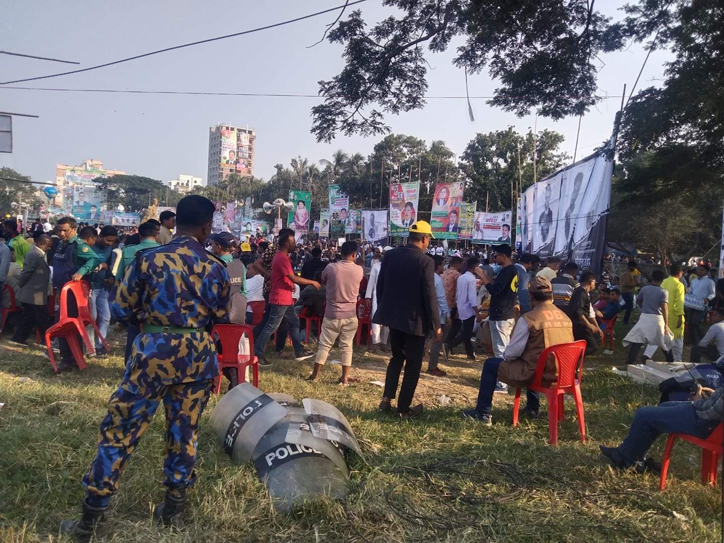 চাঁপাইনবাবগঞ্জসহ রাজশাহী বিভাগের আট জেলায় ধর্মঘট উপেক্ষা করে মাদ্রাসা মাঠে লাখো মানুষের ঢল