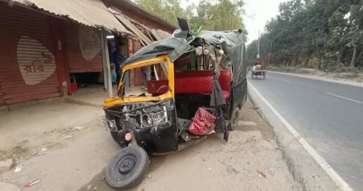 চাঁপাইনবাবগঞ্জ-সোনামসজিদ মহাসড়কের লালাপাড়া মোড়ে ট্রাক-মাহেন্দ্রর মুখোমুখি সংঘর্ষে নিহত -১, গুরুতর আহত ৮