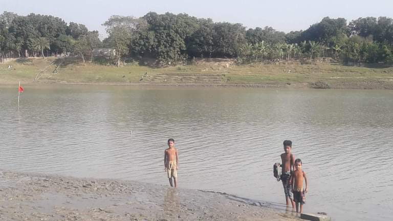 চাঁপাইনবাবগঞ্জে জীবনের ঝুঁকি নিয়ে নদী পাড় হচ্ছে হাজারো মানুষ, ব্রীজের দাবী