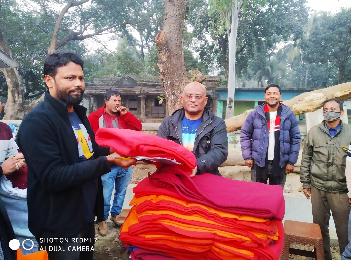 ঠাকুরগাঁওয়ে মাইক্রোবাস চালকদের মাঝে কম্বল বিতরণ