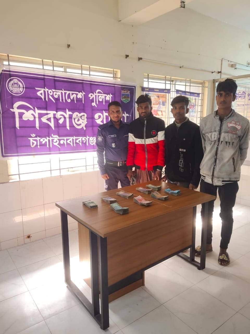থানার এসআই সাইফুলের বুদ্ধিমত্তায় ২৪ ঘন্টা পার না হতেই চুরি হওয়া টাকা সহ ৩ চোরকে গ্রেফতার  