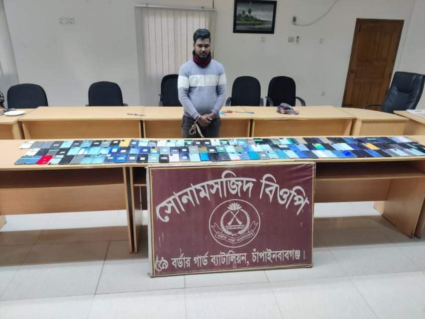 সোনামসজিদ স্থল বন্দরে ভারতীয় ট্রাক থেকে বিপুল পরিমাণ মোবাইল সহ ১ জনকে আটক করেছে বিজিবি 