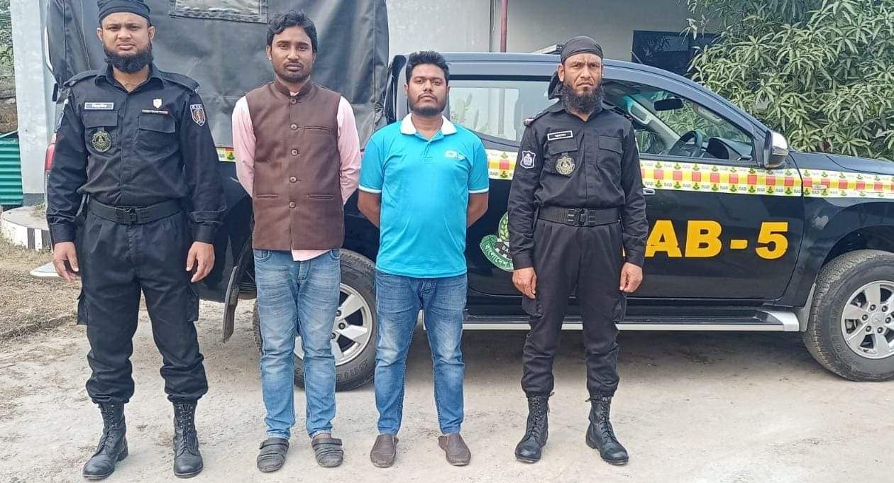 চাঁপাইনবাবগঞ্জের বারঘরিয়ার প্রতারক ও চাঁদাবাজ চক্রের মূলহোতা সহ গ্রেফতার  ২