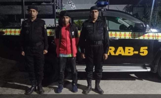 চাঁপাইনবাবগঞ্জে অপহৃত কিশোরী সহ অপহরণকারী ধর্ষককে আটক করেছে র্র্যাব