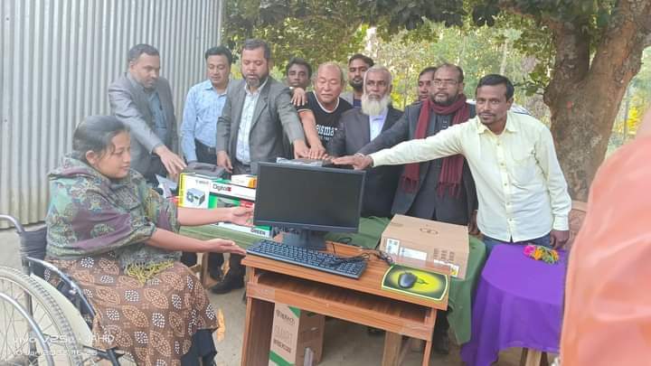 মধুপুরে শারীরিক প্রতিবন্ধী  ছাত্রীকে কম্পিউটার প্রদান