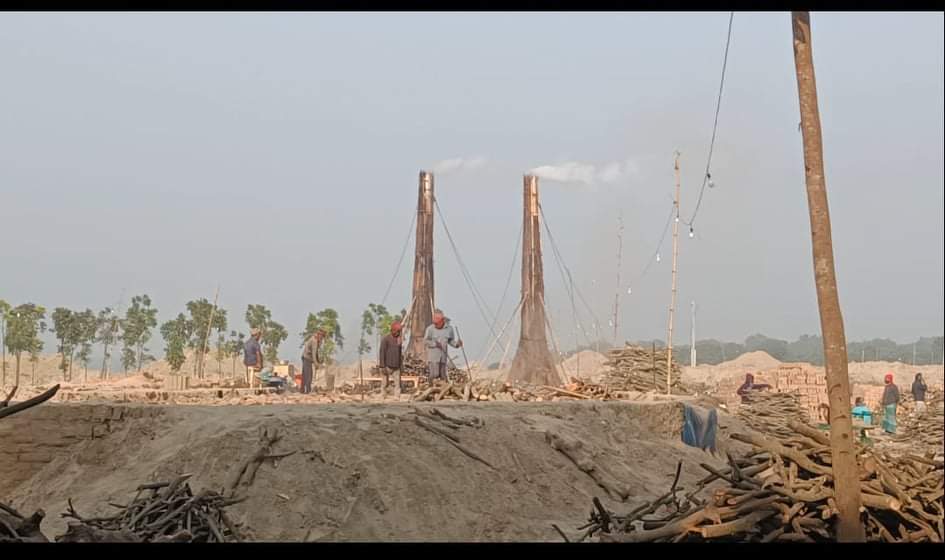 প্রথম পর্ব চাঁপাইনবাবগঞ্জে আইনকে বৃদ্ধাঙ্গুল দেখিয়ে কথিত চেয়ারম্যান সাহিন চালাচ্ছে নিষিদ্ধ ড্রাম চিমনির ইটভাটা