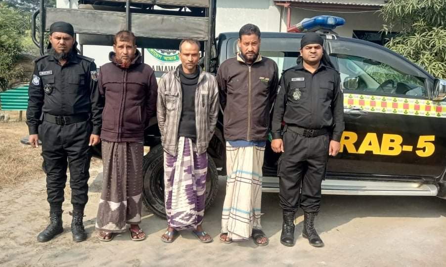 চাঁপাইনবাবগঞ্জে সেনাবাহিনীতে ভূয়া নিয়োগপত্র সহ ৩ প্রতারককে গ্রেপ্তার করেছে র্র্যাব