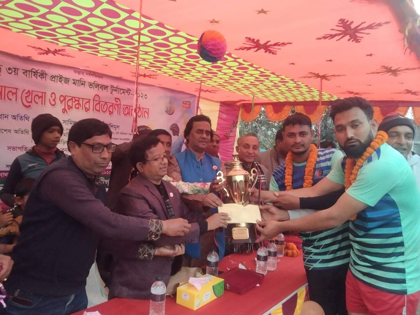 শিবগঞ্জের কানসাটে বিনোদপুর কে হারিয়ে কানসাট বঙ্গবন্ধু ভলিবল দল চ্যাম্পিয়ন