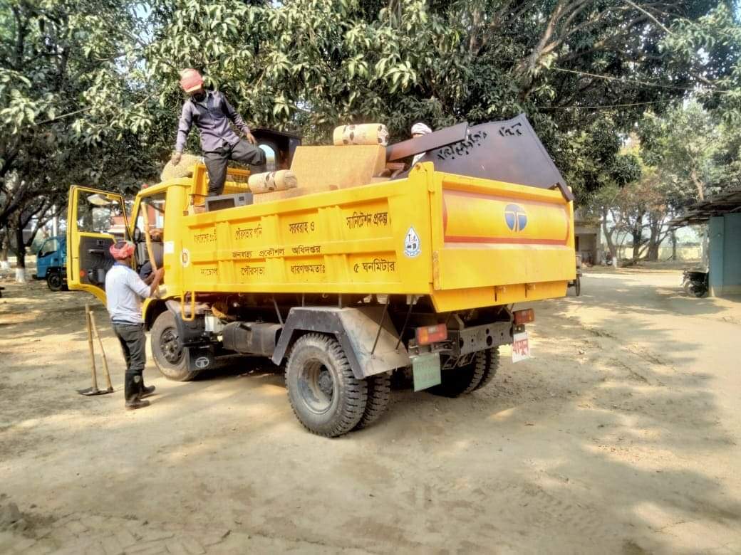 নাচোলের সাবেক ভাইস চেয়ারম্যান রেজাউল করিম বাবুর বাড়ির মালামাল আদালতের নির্দেশে ক্রোক