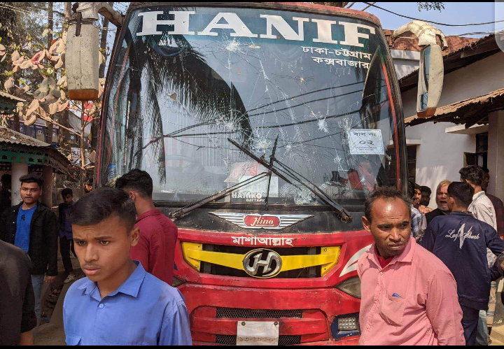 খুটাখালীতে দ্রুতগামী বাসের ধাক্কায় দুই শিক্ষার্থী আহত, বাস ভাঙচুর