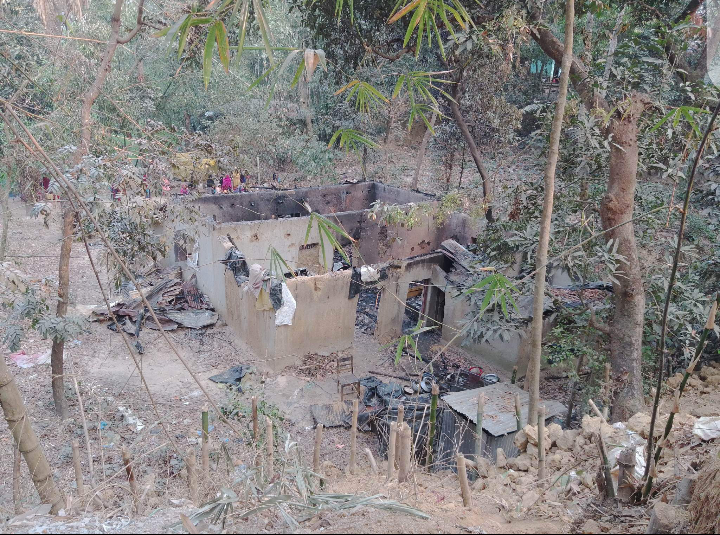 খুটাখালীতে দিনমজুরের বসতবাড়ি পুড়ে ছাই, পরিবারের খোলা আকাশের নিচে রাতযাপন