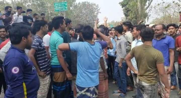চাঁপাইনবাবগঞ্জ পলিটেকনিক ইনস্টিটিউটের অধ্যক্ষকে লাঞ্চিতের ঘটনায় সড়ক অবরোধ 