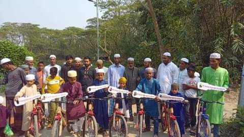 ৪০ দিন জামাতে নামাজ পড়ে  সাইকেল উপহার পেল ৭ কিশোর 