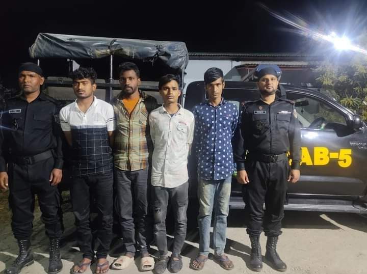 চাঁপাইনবাবগঞ্জে র‍্যাবের অভিযানে কিশোর গ্যাং এর মূল হোতা সহ ৪ জন আটক