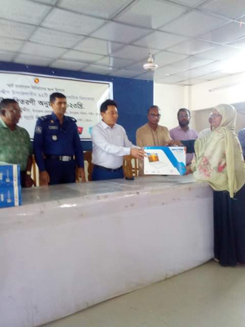 সন্দ্বীপে প্রাথমিক বিদ্যালয়ে ল্যাপটপ বিতরণ