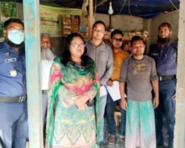 চাঁপাইনবাবগঞ্জের রামচন্দ্রপুরহাট-সর্দারপাড়ায় মেয়াদ উত্তীর্ণ কীটনাশক রাখার দায়ে জরিমানা 
