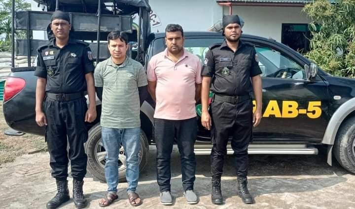 চাপাইনবাবগঞ্জে অ্যাপ এর মাধ্যমে অর্থ প্রতারণার অভিযোগে ২ জনকে গ্রেফতার করেছে র্র্যাব
