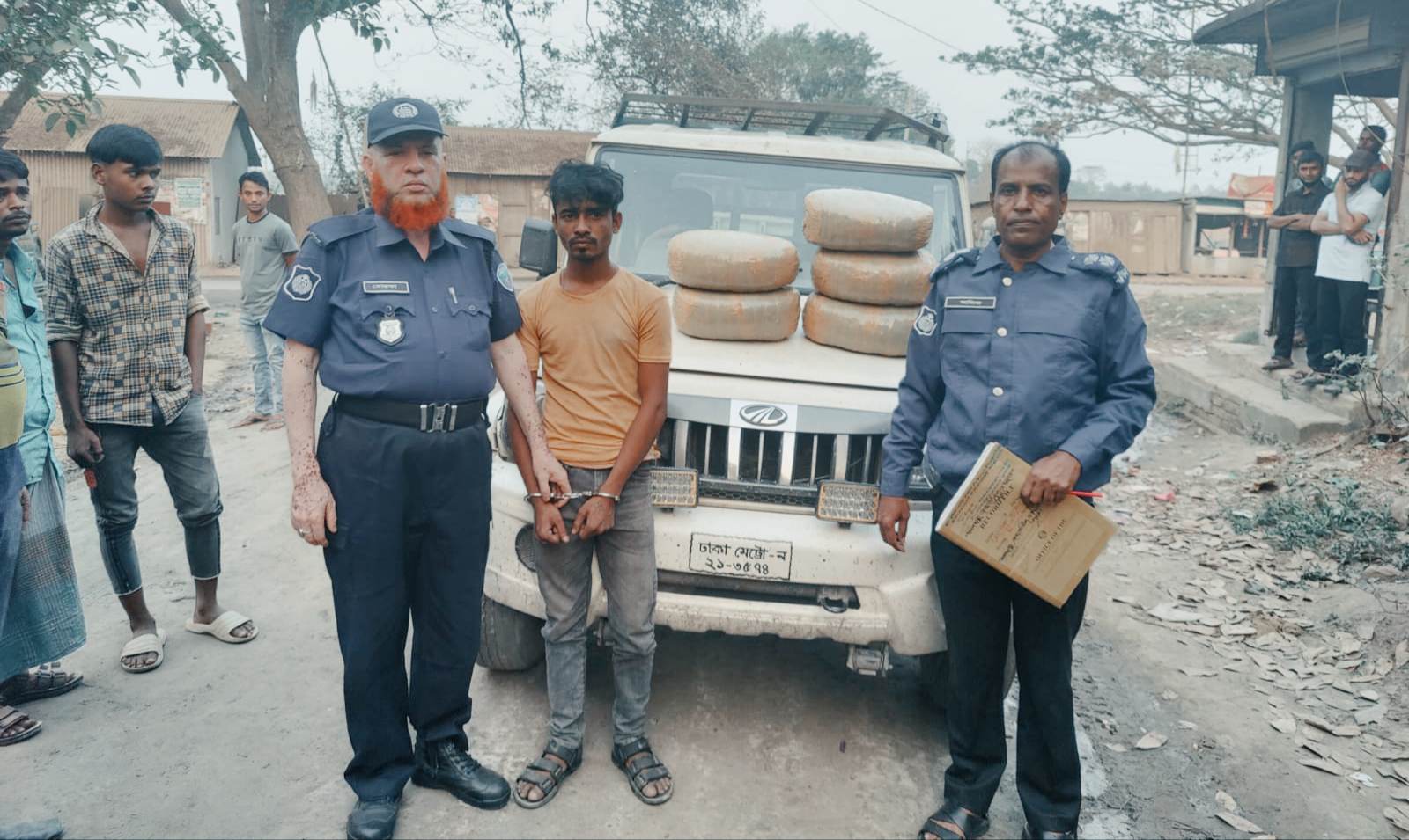 কুমিল্লার বাঙ্গরা বাজার থানায় ১৫ কেজি গাঁজা সহ যোবক ও সাদা পিকাপ আটক