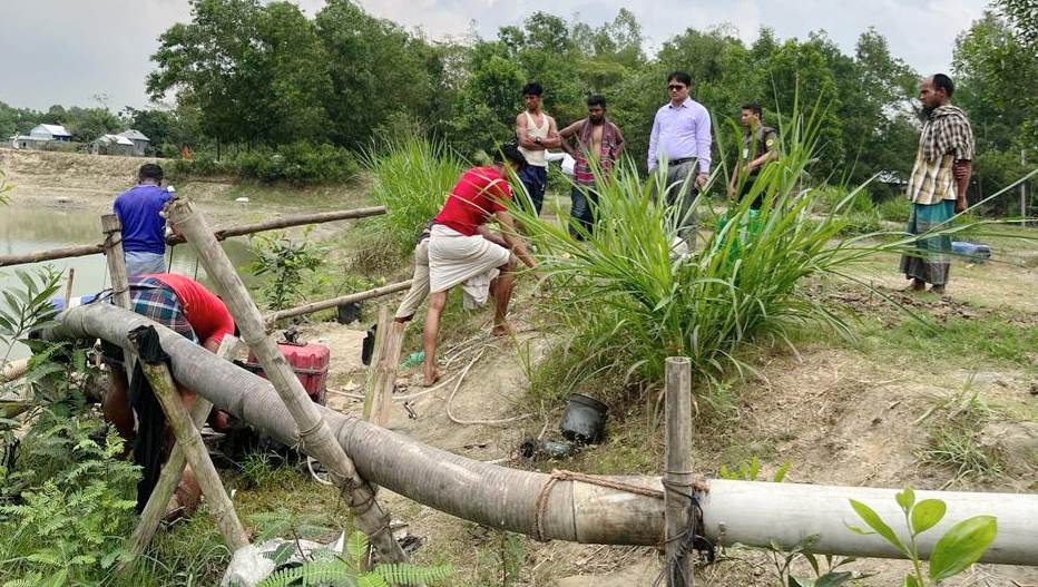 মুরাদনগরে তিন ফসলি কৃষিজমি থেকে অবৈধভাবে মাটি উত্তোলনের দায়ে ২ টি ড্রজার মেশিন জব্দ