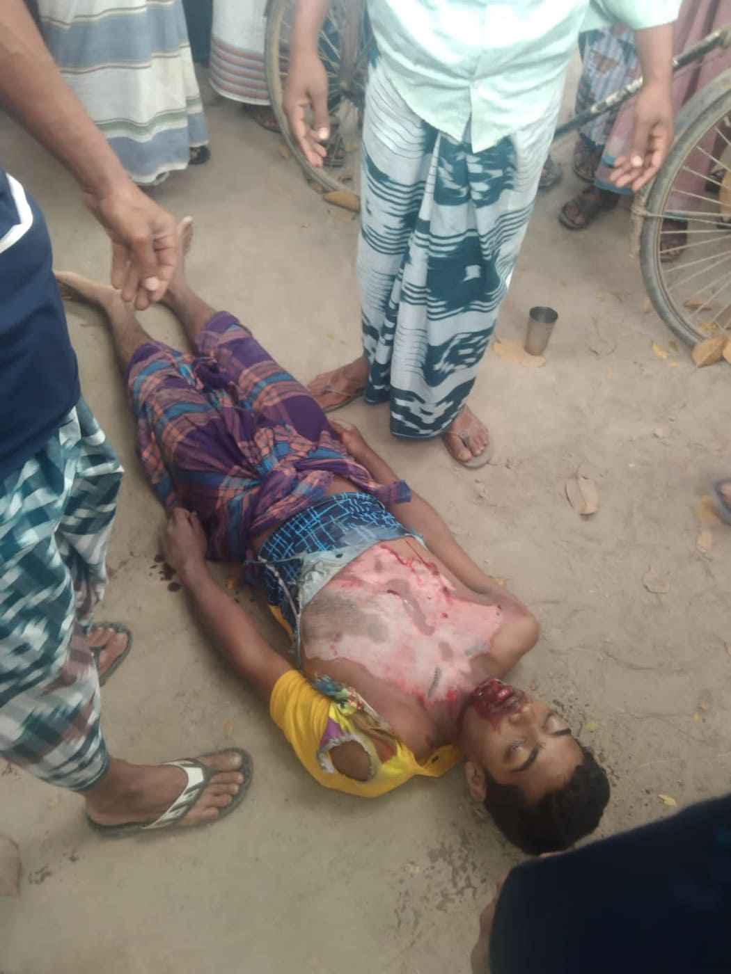 শিবগঞ্জের মুসলিমপুর মোড়ে সড়ক দুর্ঘটনায় পিতার সামনে ছেলের মৃত্যু 