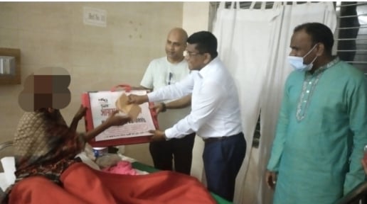 চাঁপাইনবাবগঞ্জ জেলা প্রশাসকের অনন্য দৃষ্টান্ত, সন্তান প্রসব করা অসহায় নারীর পাশে দাঁড়ালেন