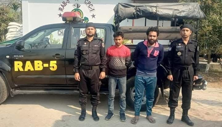 চাঁপাইনবাবগঞ্জের শিবগঞ্জে র্র্যাবের অভিযানে ফেন্সিডিল সহ ২ যুবক আটক