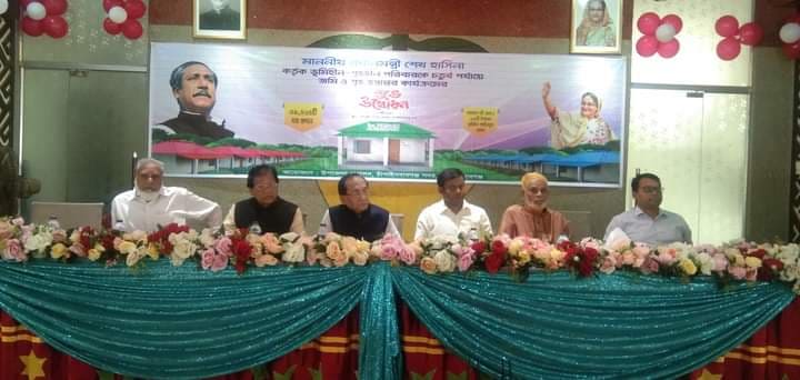 চাঁপাইনবাবগঞ্জসহ ৭ জেলায় চতুর্থ পর্যায়ে জমি ও গৃহ হস্তান্তর কার্যক্রমের উদ্বোধন