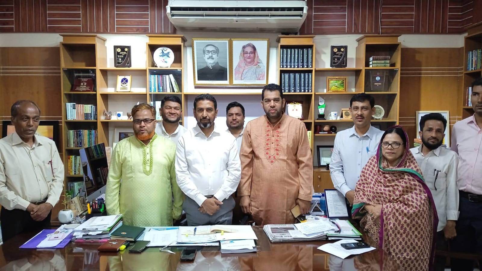 জেলা প্রশাসকের সাথে চট্রগ্রাম রিপোর্টার্স ইউনিটি সিআরইউ