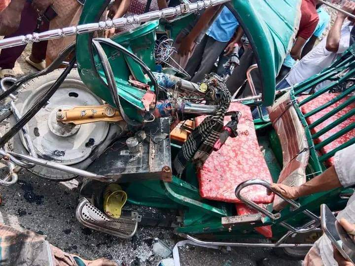 টাঙ্গাইলের ধনবাড়িতে বাস অটোরিকশার মুখোমুখি সংঘর্ষে নিহত ৪ আহত ৫ জন