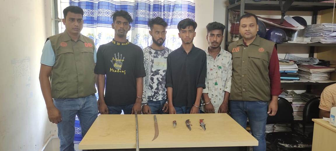 কক্সবাজারে ডাকাতির প্রস্তুতিকালে ৪ ডাকাতকে আটক করেছে ডিবি পুলিশ