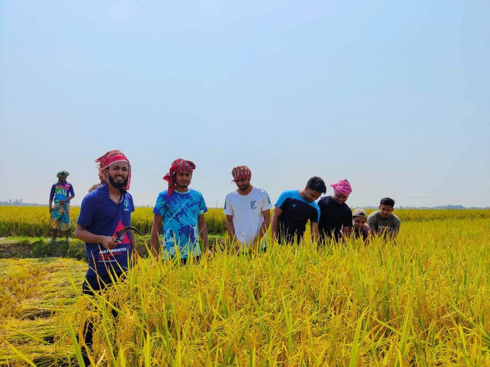 কৃষকের পাশে জেলা ছাত্রলীগ নেতা টমাস