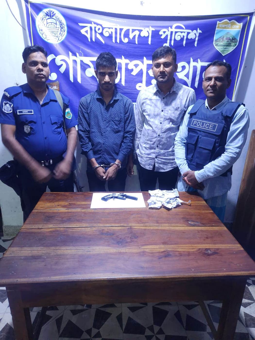 গোমস্থাপুরে লুঙ্গি পরে অস্ত্র ব্যবসায়ী ধরল পুলিশ 
