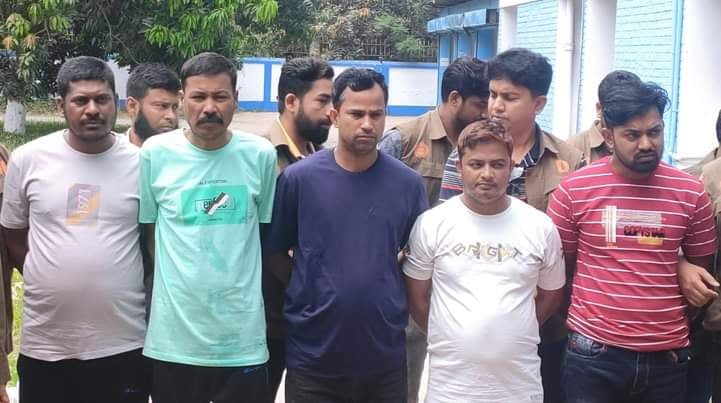 চাঁপাইনবাবগঞ্জের আলোচিত যুবলীগ নেতা জেম হত্যা মামলার মূল আসামি টুটুল সহ ৫ জনকে গ্রেফতার করেছে পুলিশ 