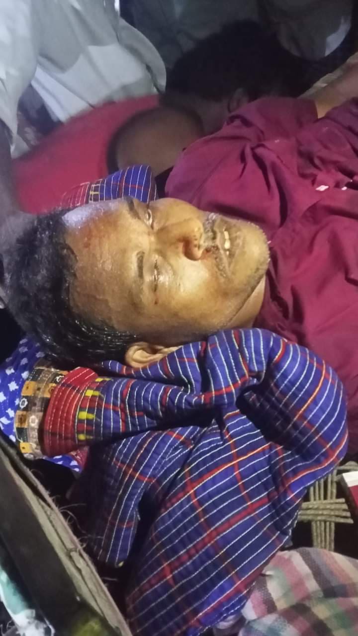 চাঁপাইনবাবগঞ্জে ককটেল ফাটিয়ে রাস্তা ঘীরে এক ব্যক্তিকে কুপিয়ে হত্যা