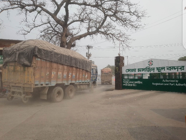 চাঁপাাইনবাবগঞ্জের দ্বিতীয় বৃহত্তম সোনামসজিদ স্থলবন্দর জায়গা সংকটে দীর্ঘদিনেও অধুনিকায়নের কোনো ছোঁয়া লাগেনি