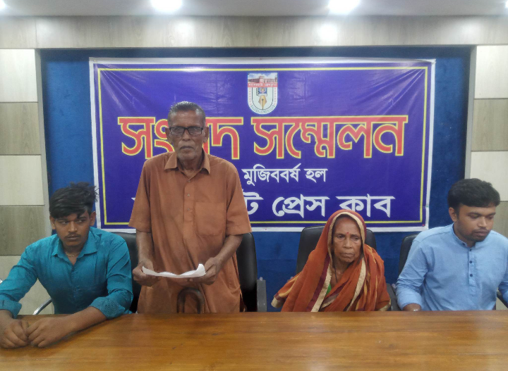 বাগেরহাটে সংবাদ সম্মেলন। মৃত্যুর আগে সন্তানের কারামুক্তি দেখে যেতে চান নিরঞ্জন বালা