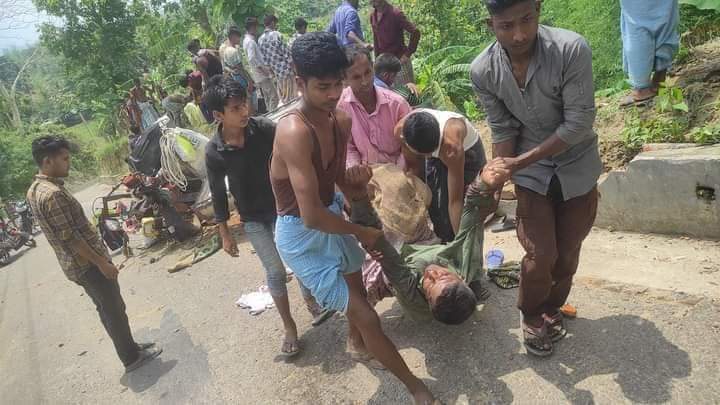 নাইক্ষ্যংছড়িতে সড়ক দূর্ঘটনায় ১৩ শ্রমিক আহত 
