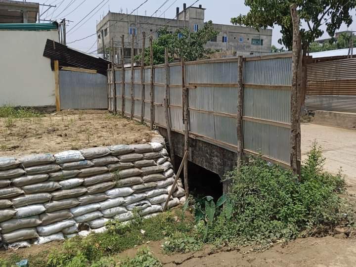 ঈদগাঁওতে ব্রীজ বন্ধ করে স্থাপনা নির্মাণ, বর্ষায় তলিয়ে যেতে পারে বাজারসহ বৃহৎ এলাকা