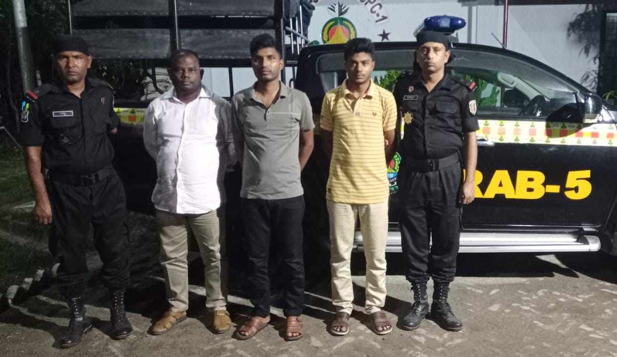 চাঁপাইনবাবগঞ্জে র‍্যাবের অভিযানে অবৈধ ক্রিপ্টো কারেন্সির প্রতারক চক্রের মূলহোতা সহ ০৩ জন গ্রেফতার