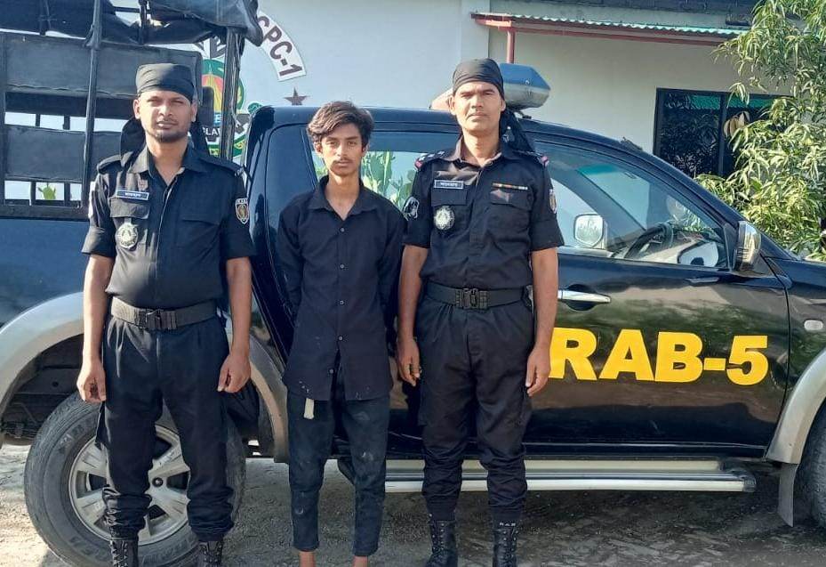 চাঁপাইনবাবগঞ্জে বিদেশী পিস্তল ম্যাগাজিন, গুলিসহ ০১ জন অস্ত্র ব্যবসায়ী আটক করেছে র‌্যাব-৫ সিপিসি-১ 