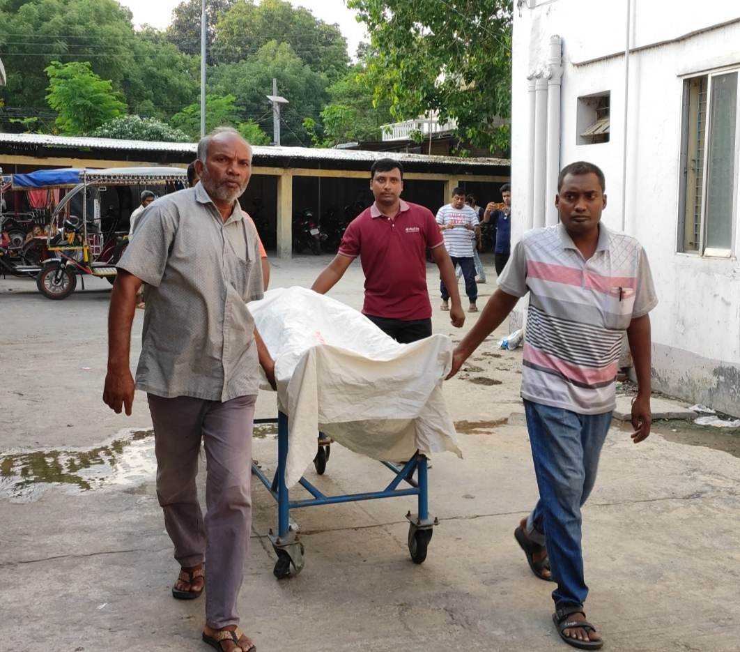 চাঁপাইনবাবগঞ্জ নেসকো-১ নির্বাহী প্রকৌশলী আলিউলের গাফেলতিতে ৩৩ কেভি লাইনে প্রাণ গেল লাইন সাহায্যকারীর