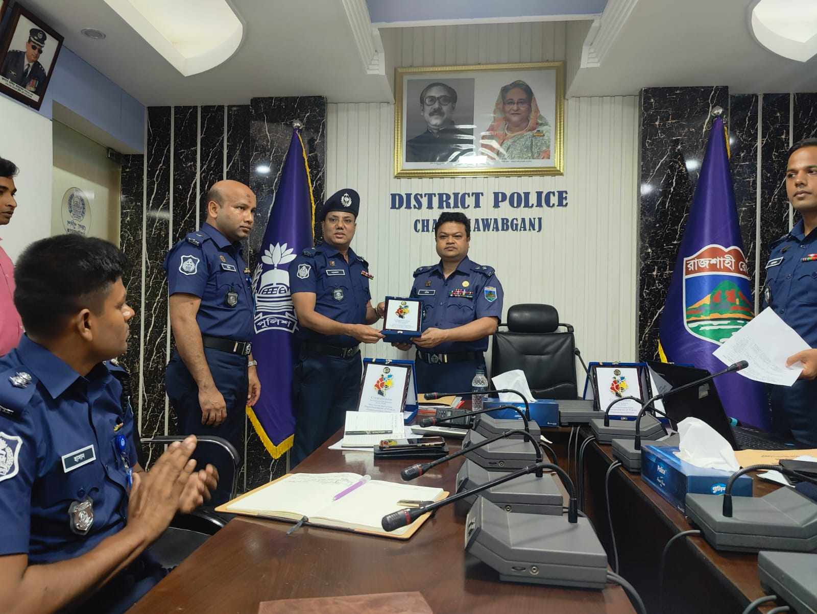 চাঁপাইনবাবগঞ্জ জেলার শ্রেষ্ঠ ওসি হলেন সদর মডেল থানার ওসি সাজ্জাদ হোসেন 